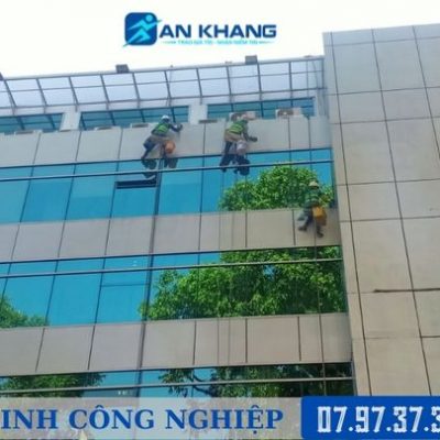 Dịch vụ vệ sinh công nghiệp lau kính tòa nhà cao tầng chuyên nghiệp  Kiên Giang